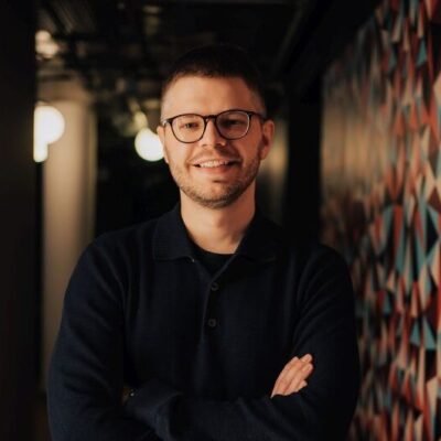 Piotr Bombol – ekspert sztucznej inteligencji w biznesie. Piotr Bombol, ekspert AI w marketingu i współzałożyciel platformy adaily.