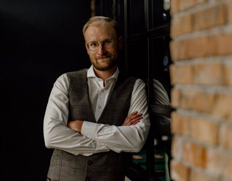 Krzysztof Jakubowski podczas prowadzenia szkolenia z emisji głosu